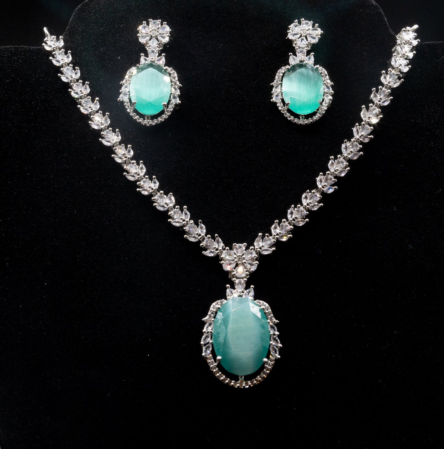 Sllver necklace set with blue stones